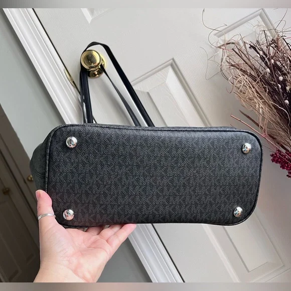 🖤Michael Kors Signature Black Tote Bag🖤 - Picture 4 of 14